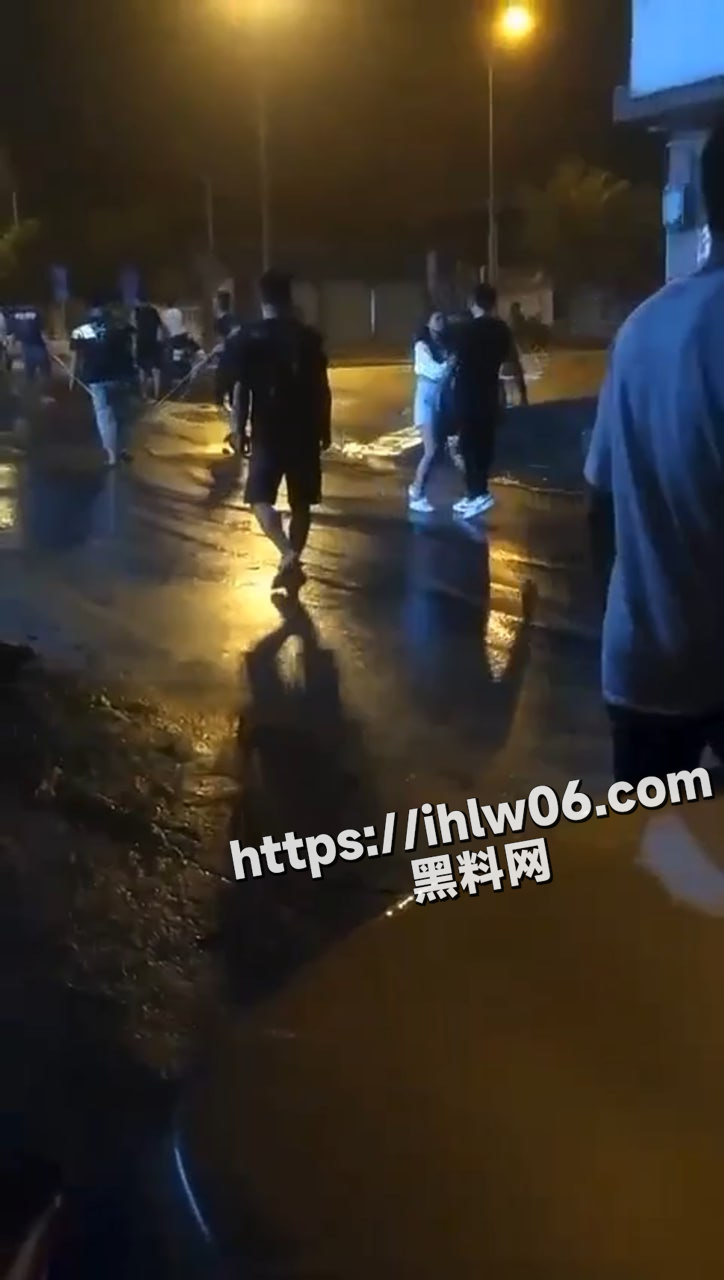 桂林精神小伙 大晚上不睡觉拿起砍刀街头卖艺!