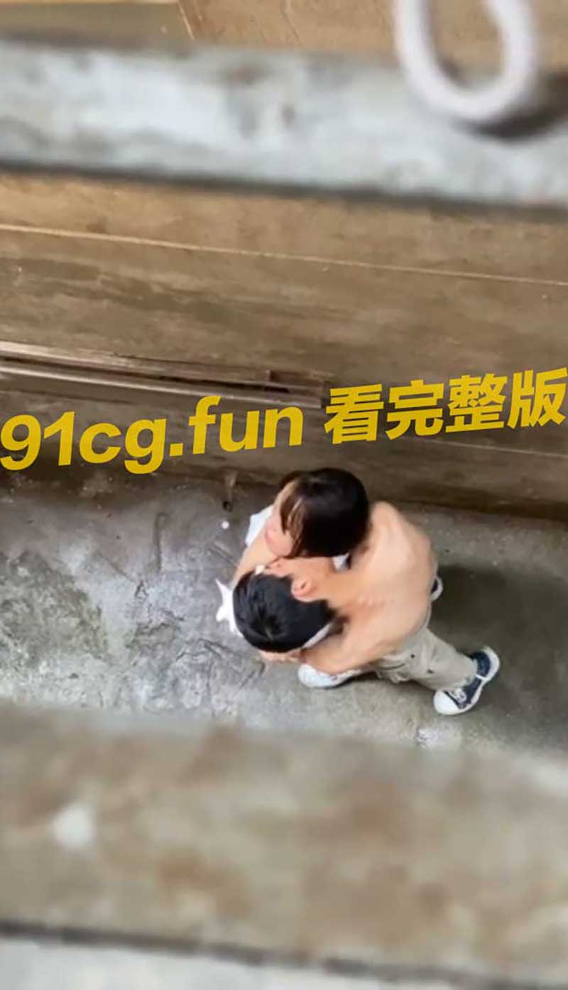 猴急情侣小巷野战 男生上身赤裸直接开干被高空偷拍 脏乱环境尺度拉满