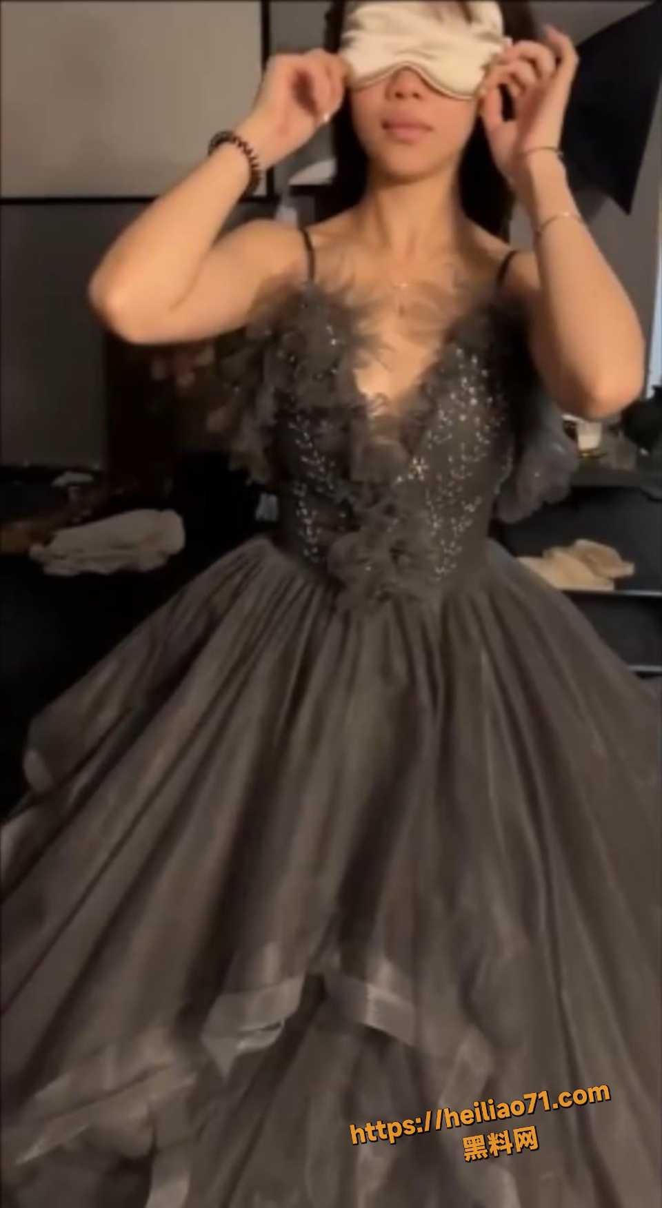 广州 女主播 穿着晚礼服为金主提供顶级的口交服务 反差女神的真实
