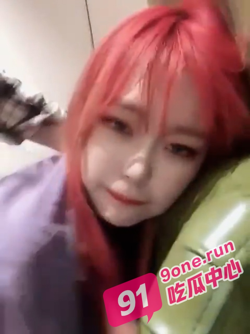 瞧把妹妹屁股都扇红了！红发小妹被爆操 插进去的时候是真疼！