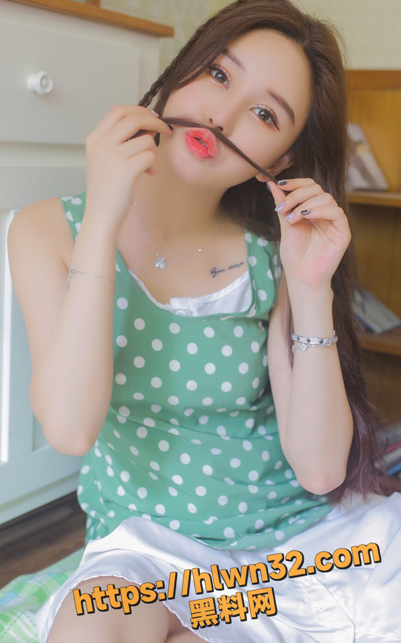 妹子真是高手啊 睡着了都还能自慰 这是梦到了什么场景 双腿不自觉的打开又互相摩擦 这是要高潮了？