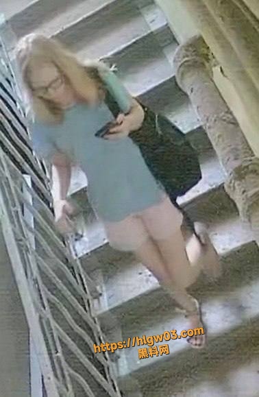 俄罗斯圣彼得堡 惊现金发女楼梯拉屎事件监控曝光 用他人信件擦屁股后扬长而去