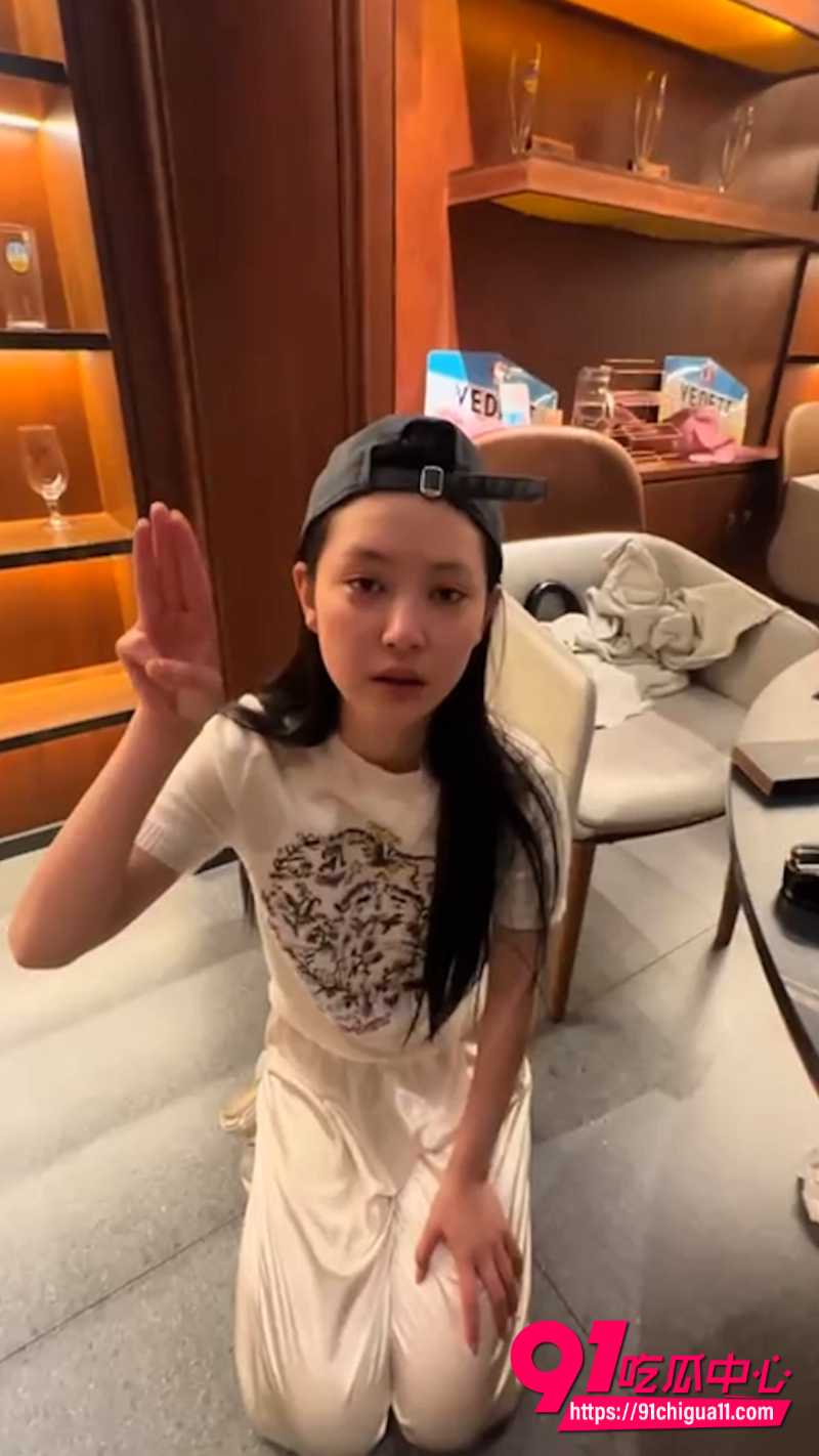 王晓迪出轨被劳斯莱斯大哥抓奸在床2 王晓迪出轨被劳斯莱斯大哥抓奸在床2