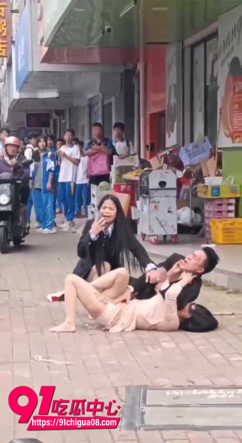 醉酒男子大白天在路边强奸长腿御姐被围观8