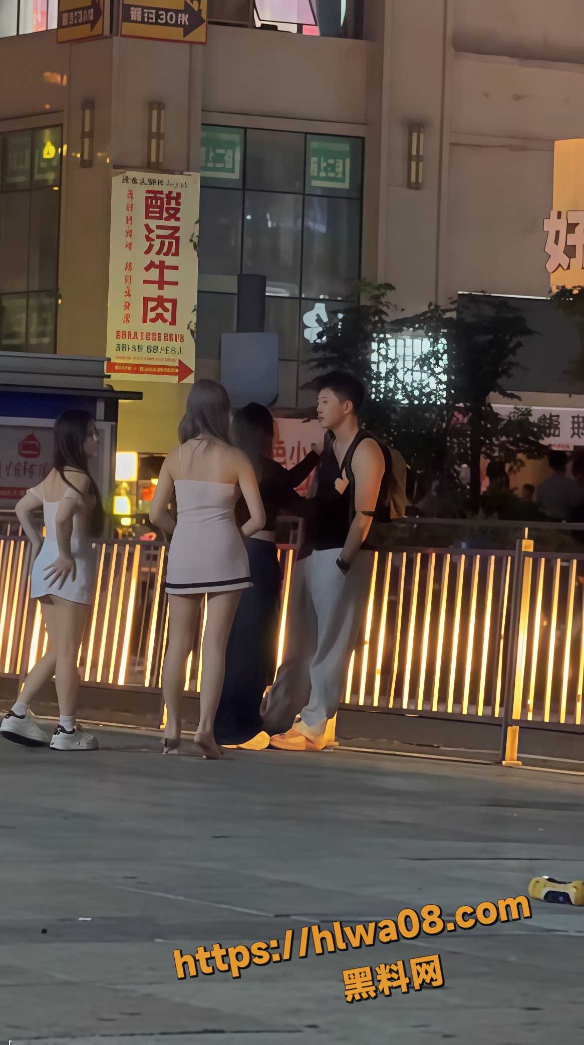 广西南宁猛男脚踏多船 被三位美女当街围堵 情绪失控双方大打出手 路人偷拍视频流出