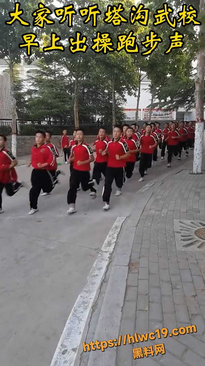 郑州塔沟武校老师暴力教学 用棍棒虐待加飞踢学生 少年浑身是伤医院病床照曝光