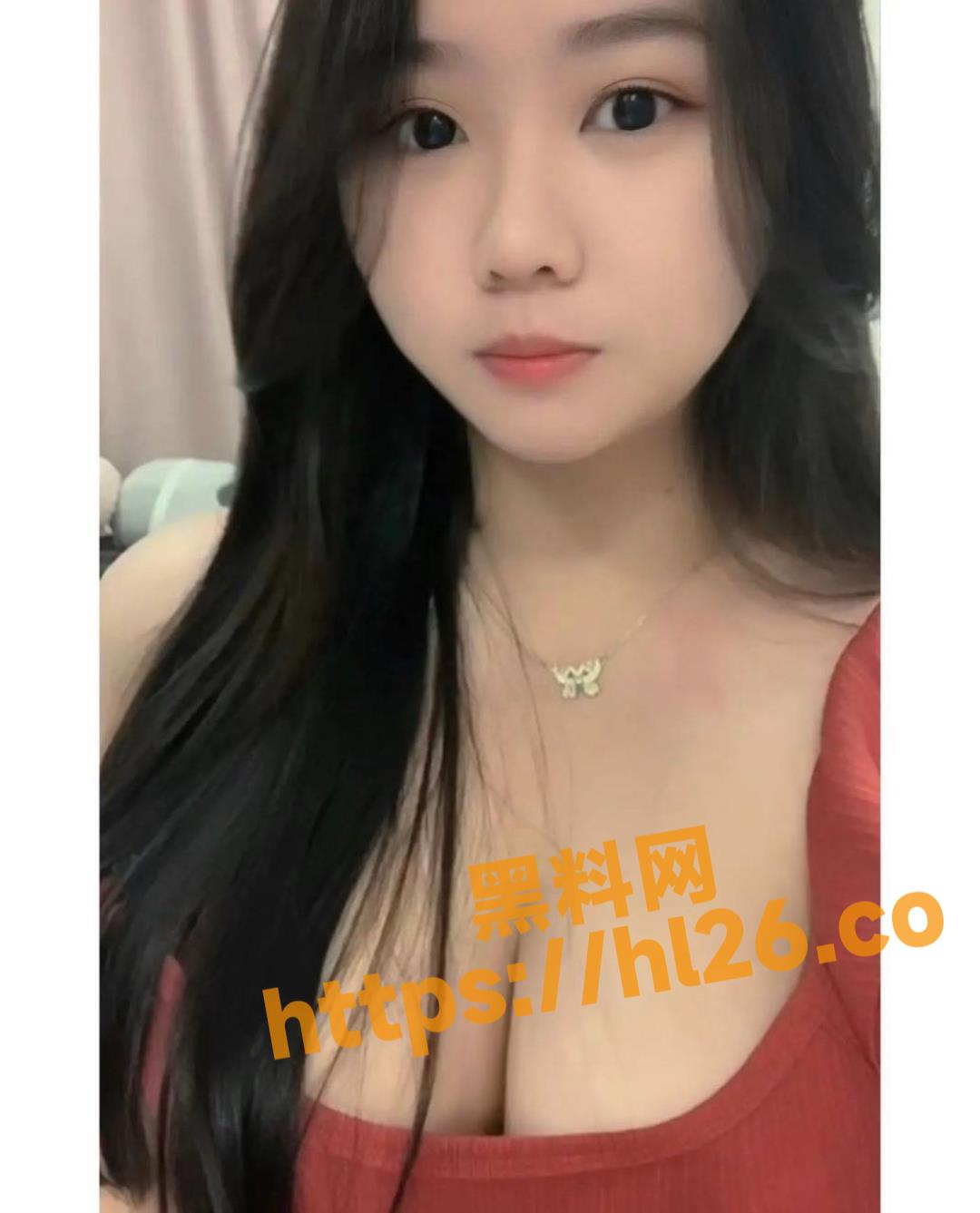 IG巨乳学生妹 viiling 与男友的暧昧时刻遭泄露！逆天巨乳又挺又白嫩！