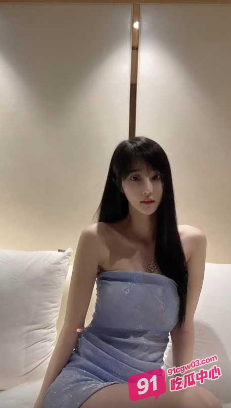抖音蓝衣女神兰兰鹿鹿 清纯外表私底下淫荡 脱衣跪求大哥在沙发操 配图3