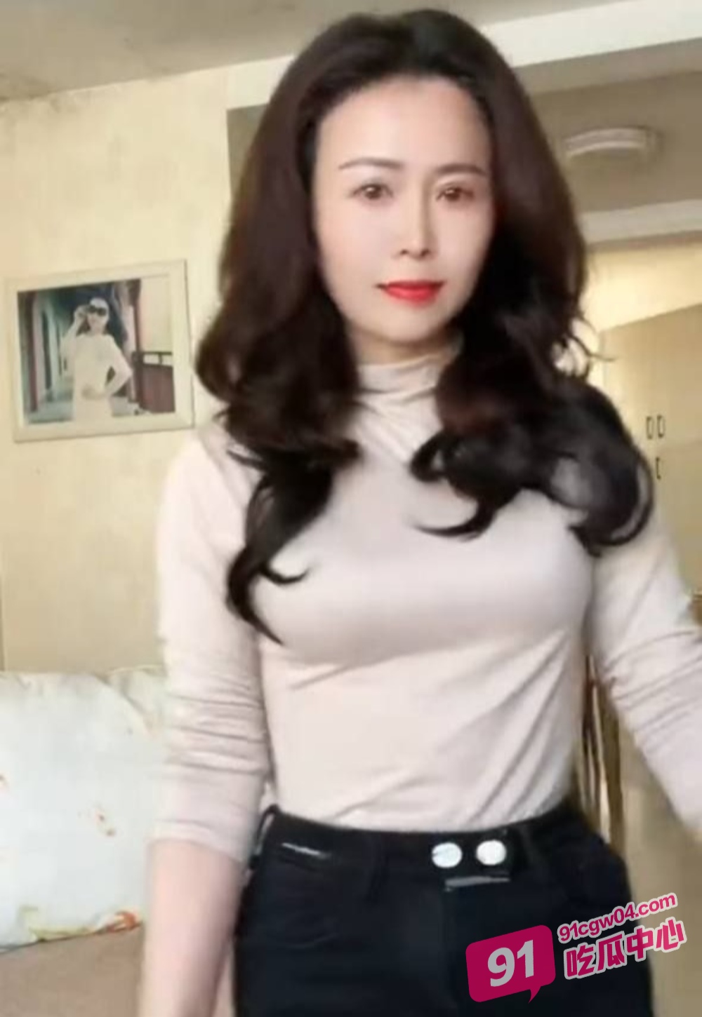 上海极品富婆 李淑华 居家自拍 肤白貌美 奶大人骚 只看一眼肾上腺素就要飙升 配图2