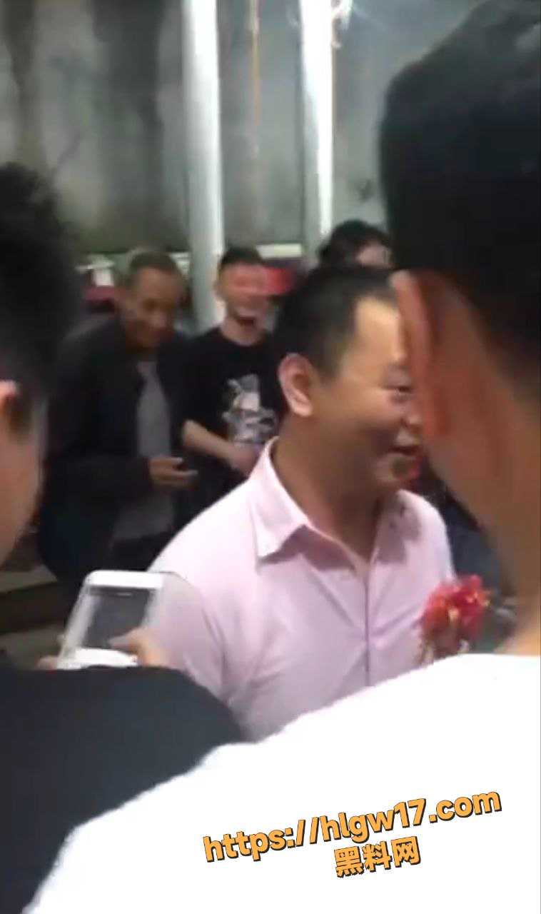 农村婚礼闹洞房出现草黄瓜与白牛奶桥段 新娘满脸尴尬新郎沉默无奈现场亲友哄笑不断!