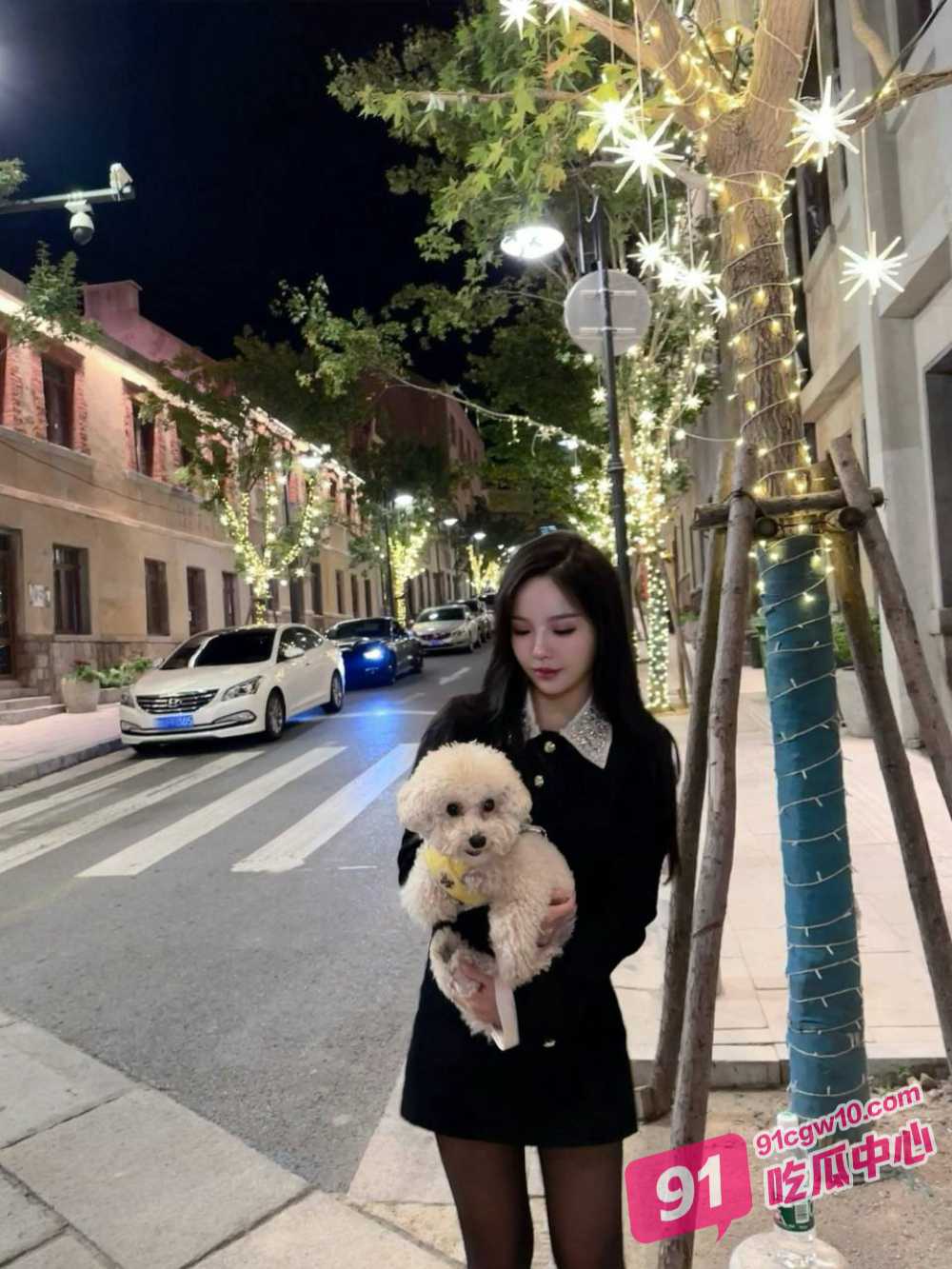 繁华都市夜景落地窗前 富二代一边欣赏夜景 一边享受美女服务 又是羡慕有钱人的一天 配图2
