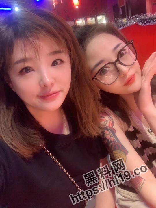 反差母狗 萍萍 与男友的性爱私拍被泄密，穿着黑丝为其足交还被内射～