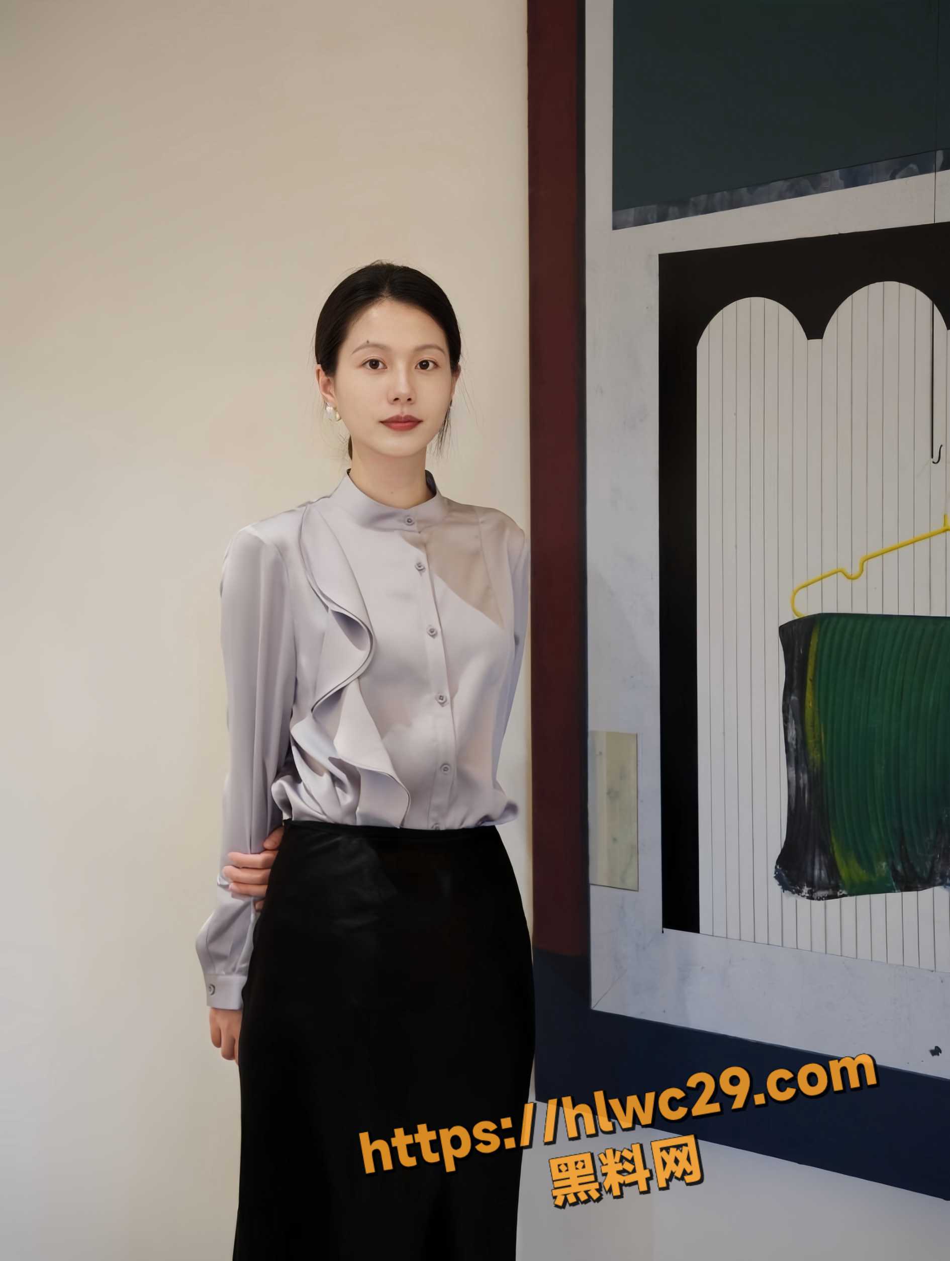 性感美女英语老师 被我强行抠穴调教 边打电话边做爱的感觉太爽
