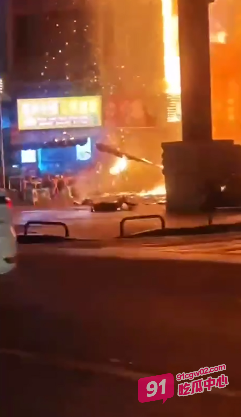 重庆市江南装饰城发生重大火灾 整栋大楼烧了 起火点在一楼难逃生 配图3