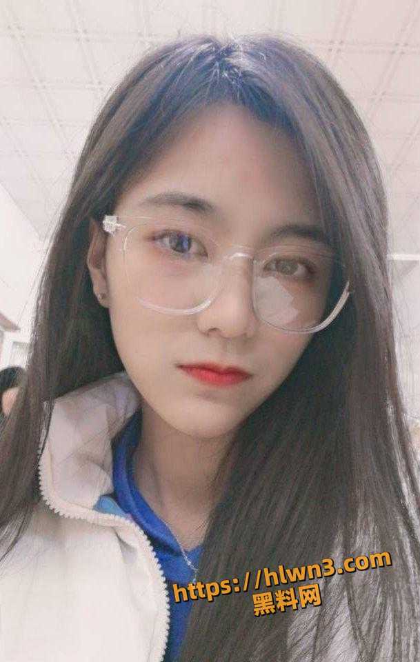 济南酒吧认识的高颜值反差眼镜婊 一顿嘘寒问暖给足了情绪价值后直接带回出租屋后入大翘臀！
