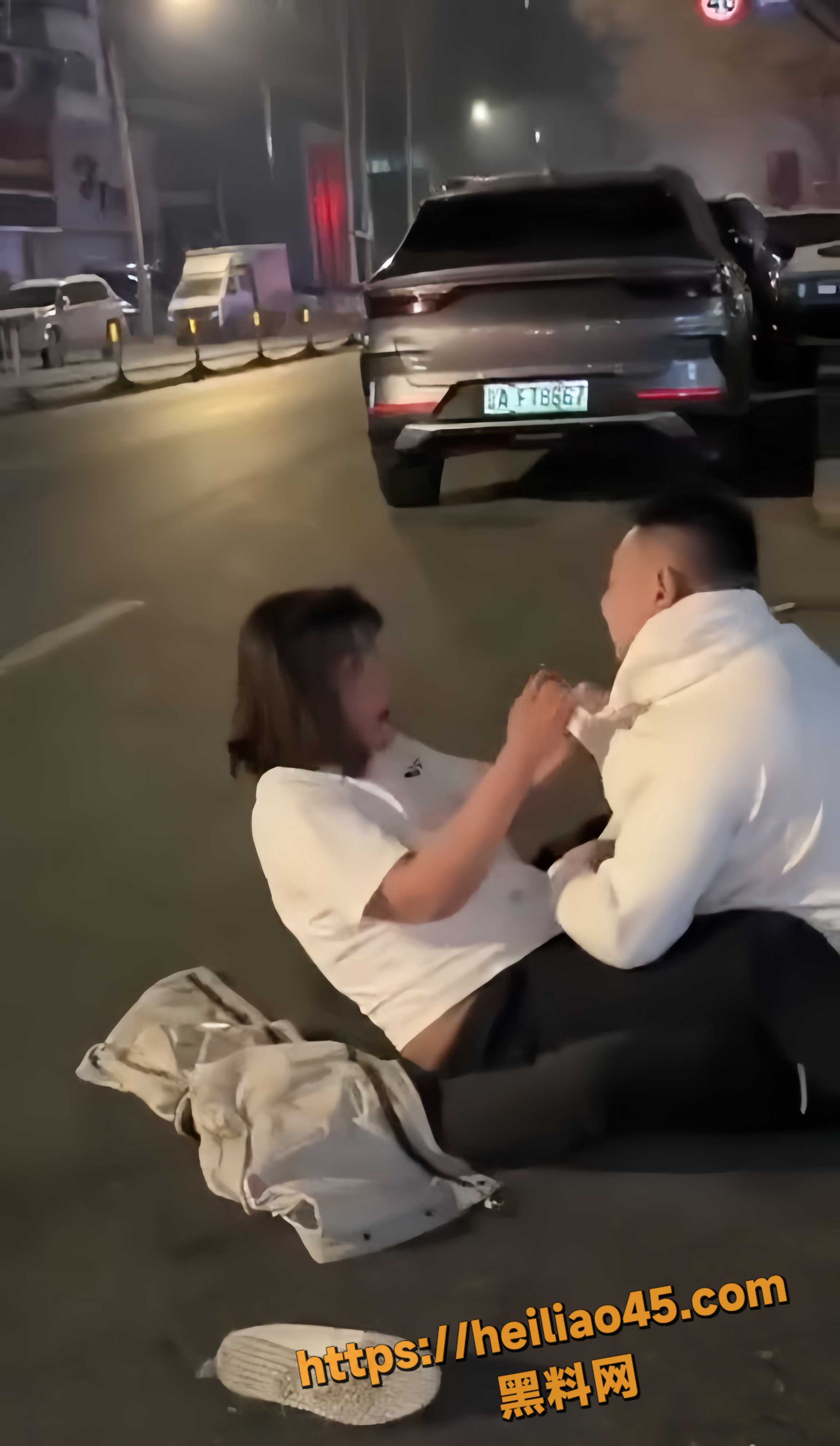 沈阳醉酒夫妻街头互扇大嘴巴子！男的忍到极限狂输出打懵女方，现场视频流出
