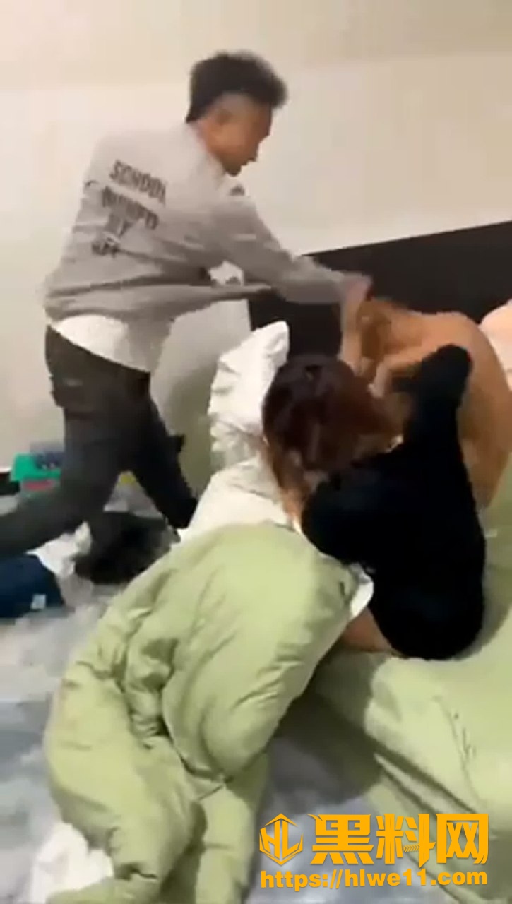 少妇与奸夫偷情被捉奸在床 原配雷霆出击暴打偷情男女
