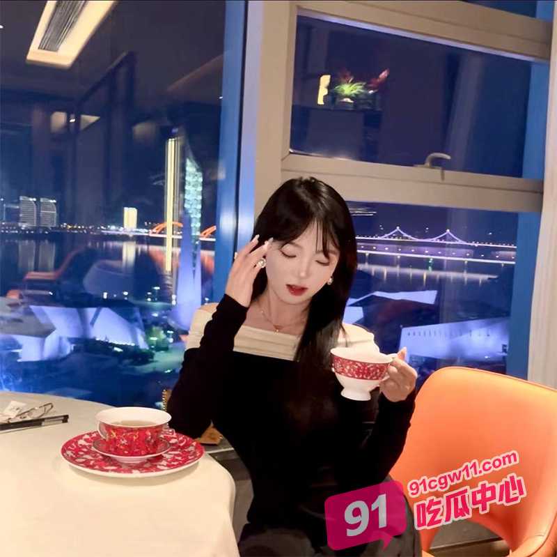 云南职大学生妹李琳湘～土豪重金私定流出 薄如蝉翼的丝袜上演玉足诱惑！ 配图2