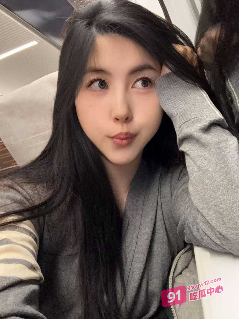 广东公务员卢琳梅偷情包皮小哥 从龟头舔到蛋蛋深喉吃鸡 深情眼神让人欲罢不能！ 配图