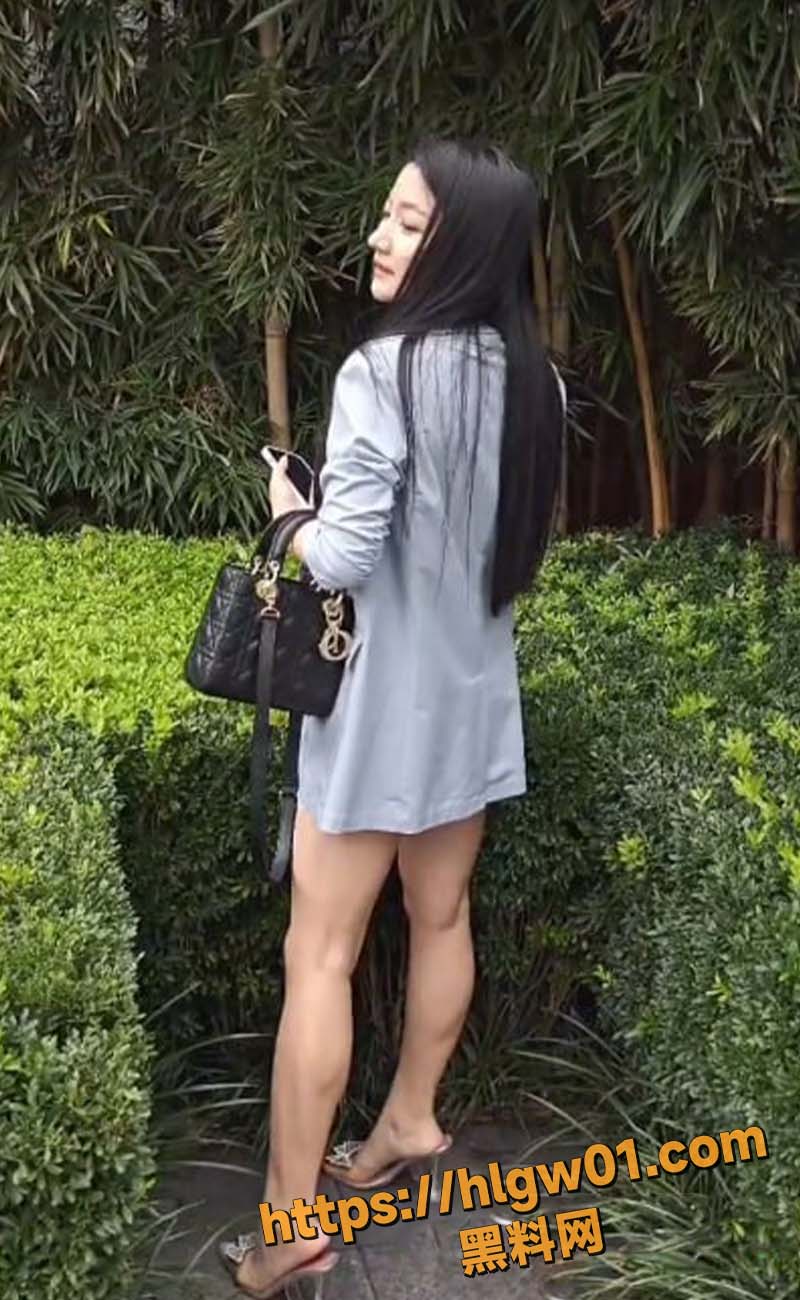 抄底偷拍无内少妇 极品少妇逛街时购买衣服  被偷拍大神抄底偷拍 居然没有穿内裤真骚啊
