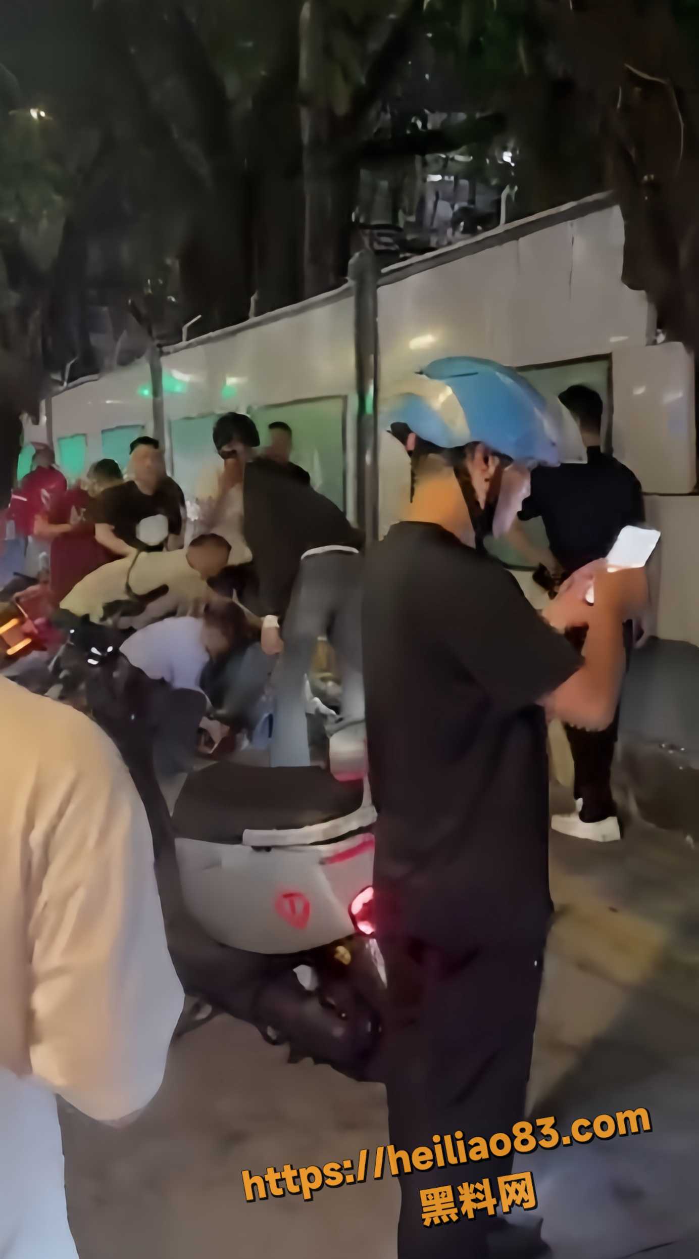 深圳龙岗爱联第二市场 外卖小哥 深夜持刀狂捅两名学生现场视频曝光 两人疑似当场惨死！