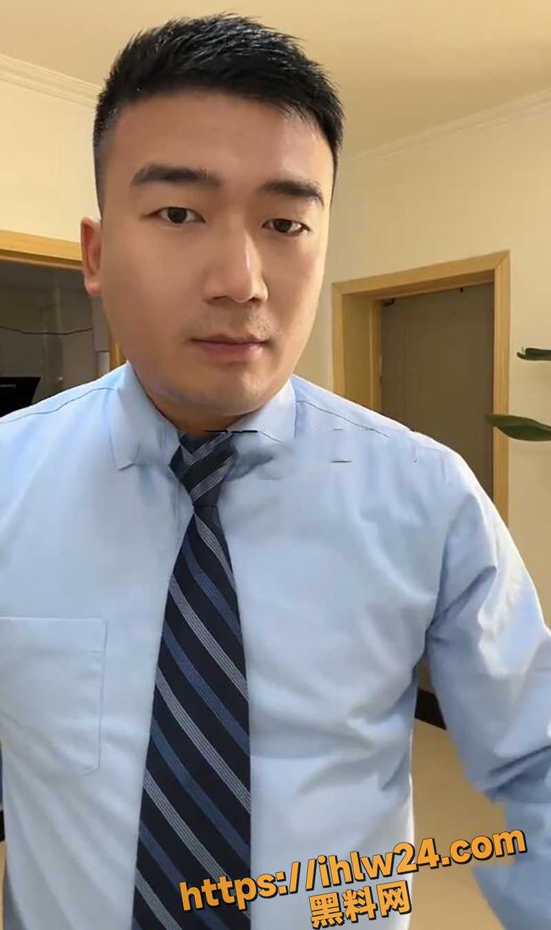 基情四射 白领职场男憨憨大壮遭曝光 和他的小男友在出租屋一起拼刺刀 上演男上加男！