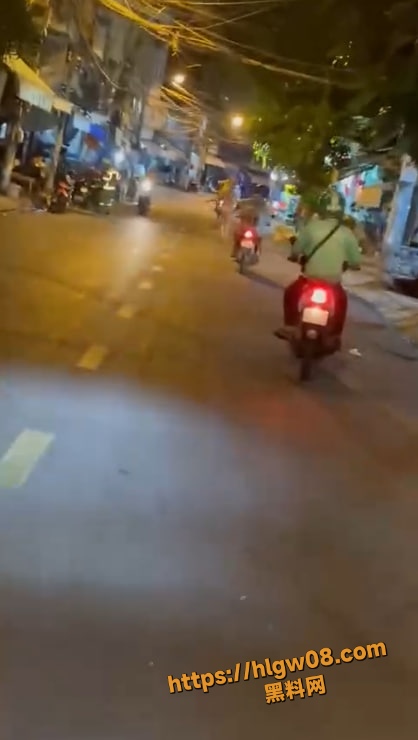 越南芽庄市一名外国女性疑似吸毒过量 街头全裸行走 动作夸张尖叫咒骂 现场视频流出