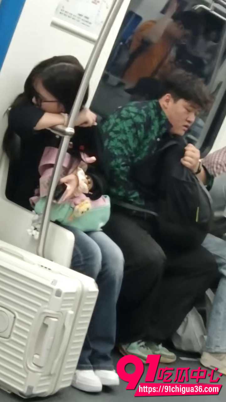 地铁反差猛男公开打飞机2