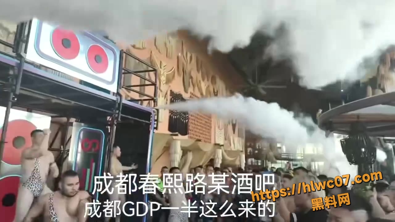成都春熙路 熊熊酒吧路演 豹纹猛男热舞扭腰 健硕尤物人气爆棚