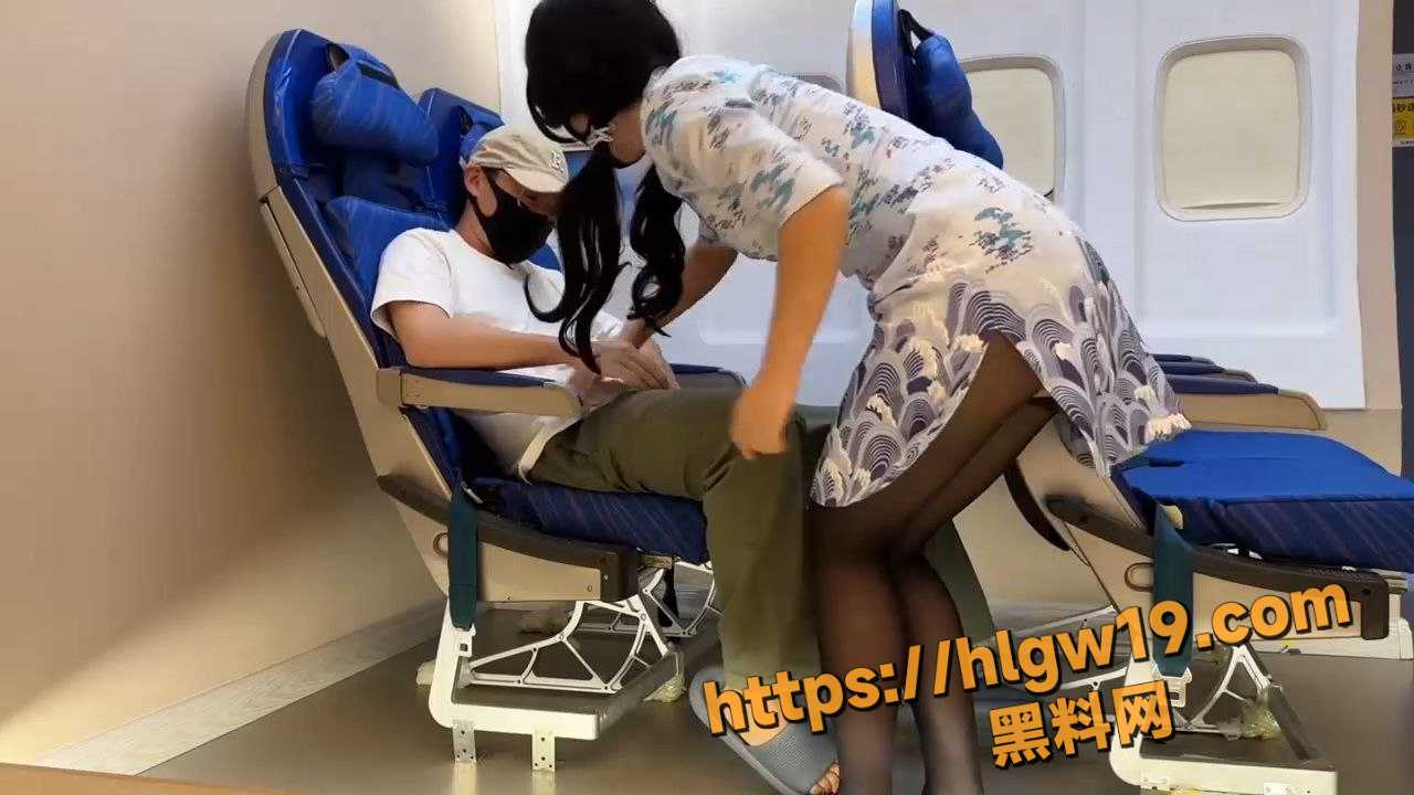 网黄福利姬，樱花小猫粉嫩阴道服务头等舱乘客，娇小身材白虎嫩穴极致快感!