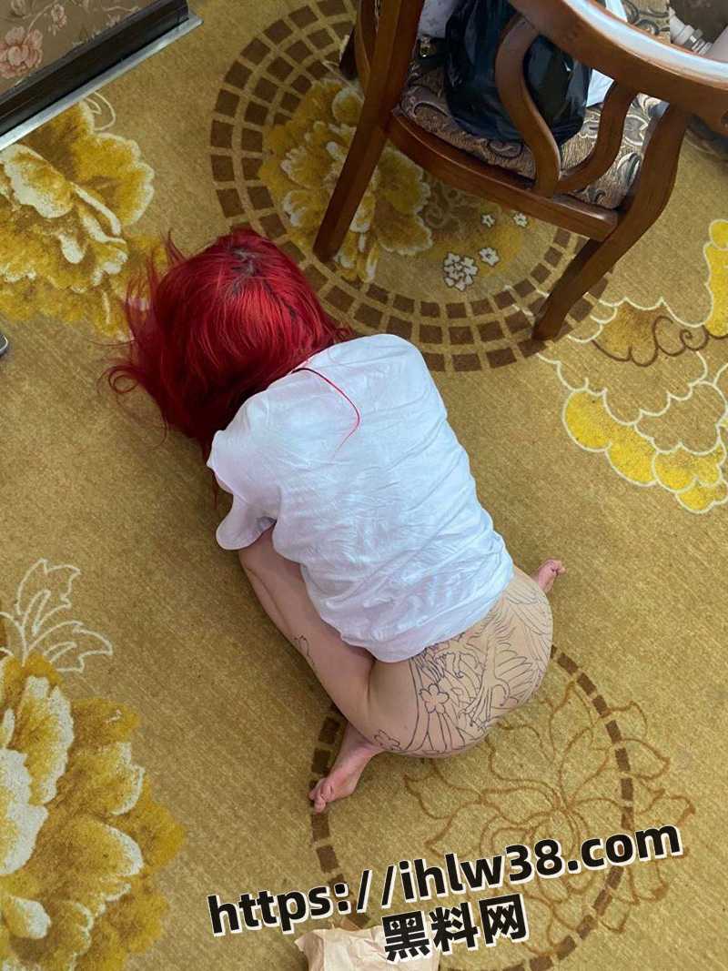 满背纹身的精神小妹露出漆黑鲍鱼给人玩跳蛋爆操，嫩妹与黑逼的结合体 ，看来被精神小伙开发完了