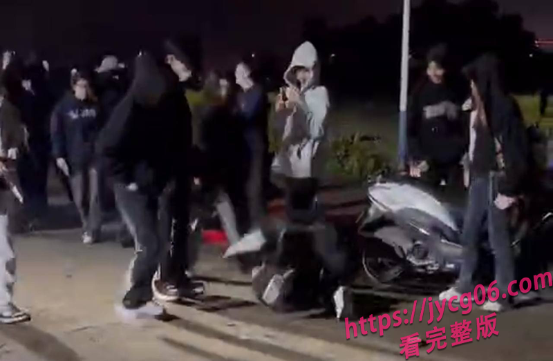 潮汕两女当街相互撕扯!缺德路人不劝架一旁疯狂吃瓜!