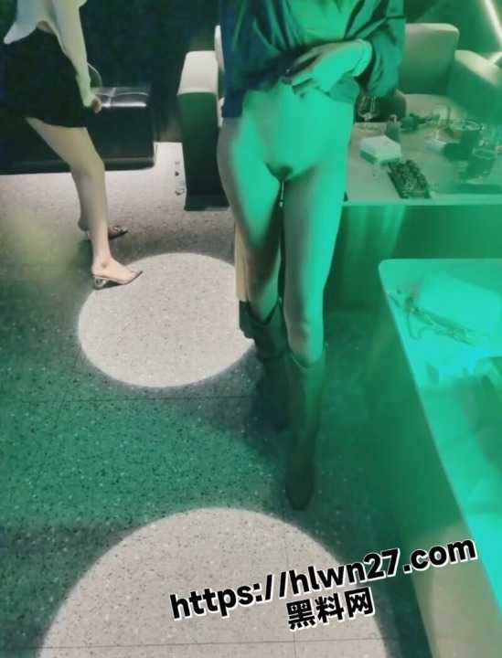 金主们的荤场KTV大赏 美女争相斗艳 全裸唱歌跳舞极致淫骚 玩归玩闹归闹y娱乐场所不拍照！
