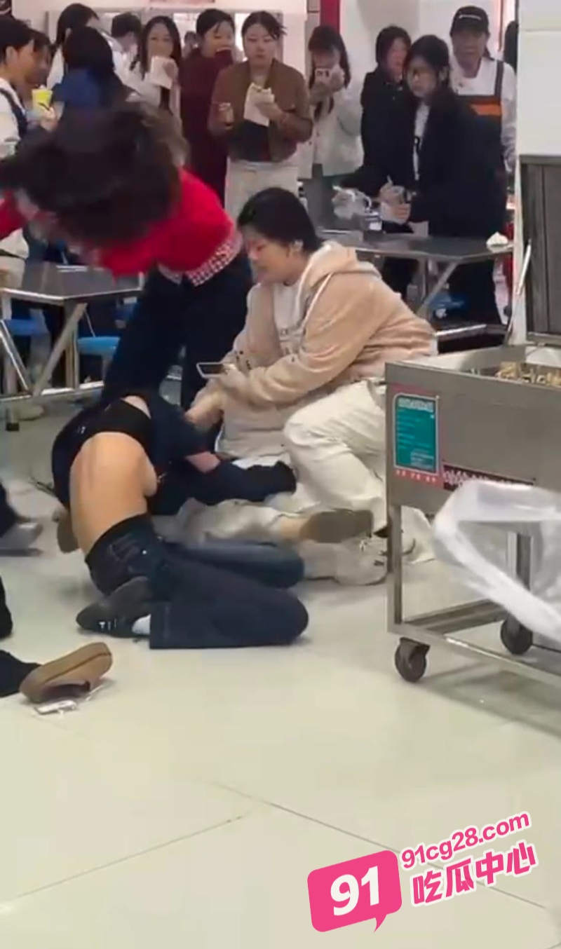 武汉市第二中学食堂女生打架事件 4名女同学互掐嫩乳裸露 现场混乱不堪！ 配图4