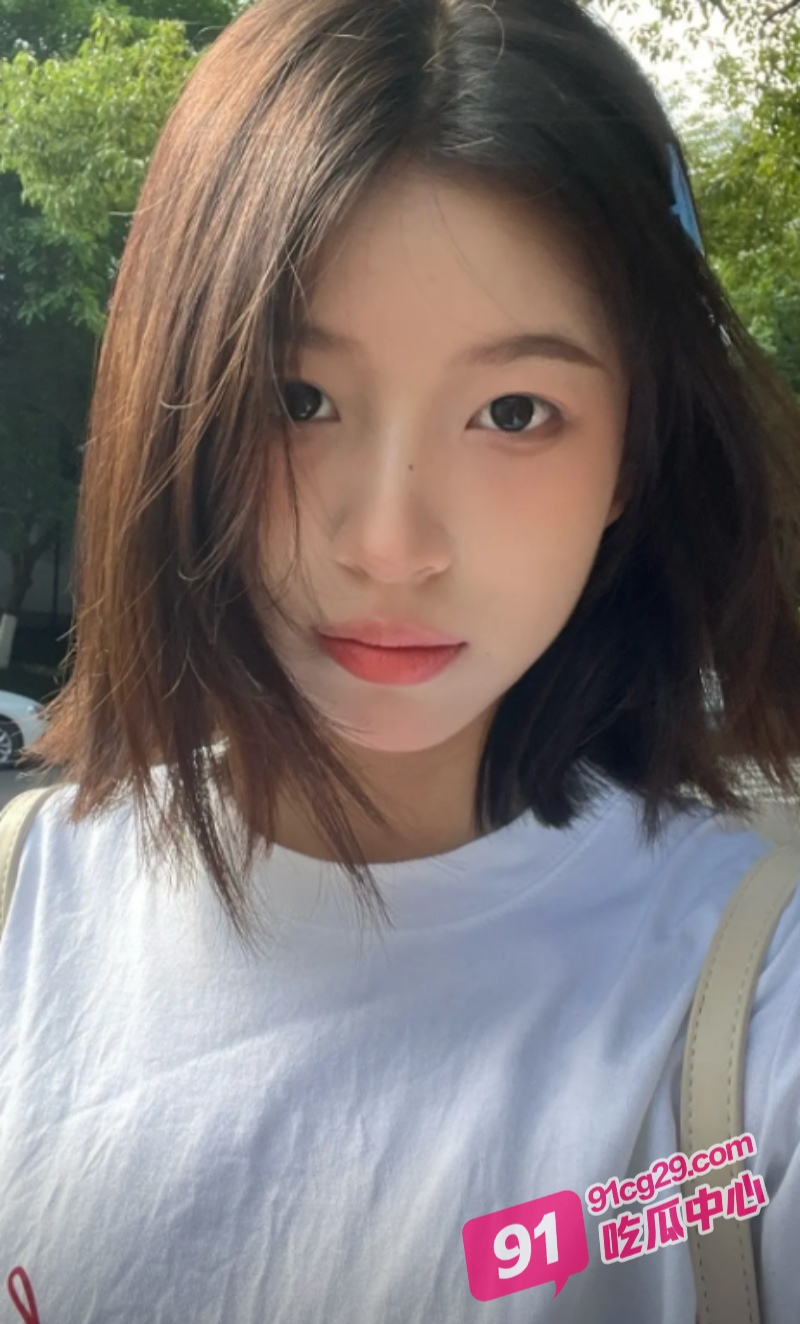 宜宾学院吴梦羽与男友学校天台偷偷做爱 下弯钩鸡巴让小美女爱不释手！