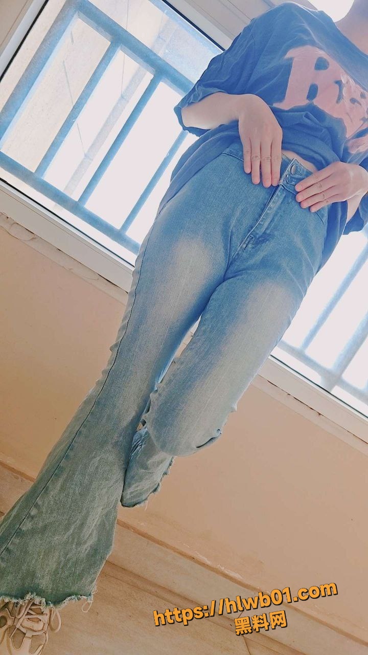 原创up主 回村奔丧遇妹妹 哥哥假借天冷哄骗妹妹上车 狂操圆润翘臀精液射的满身都是！