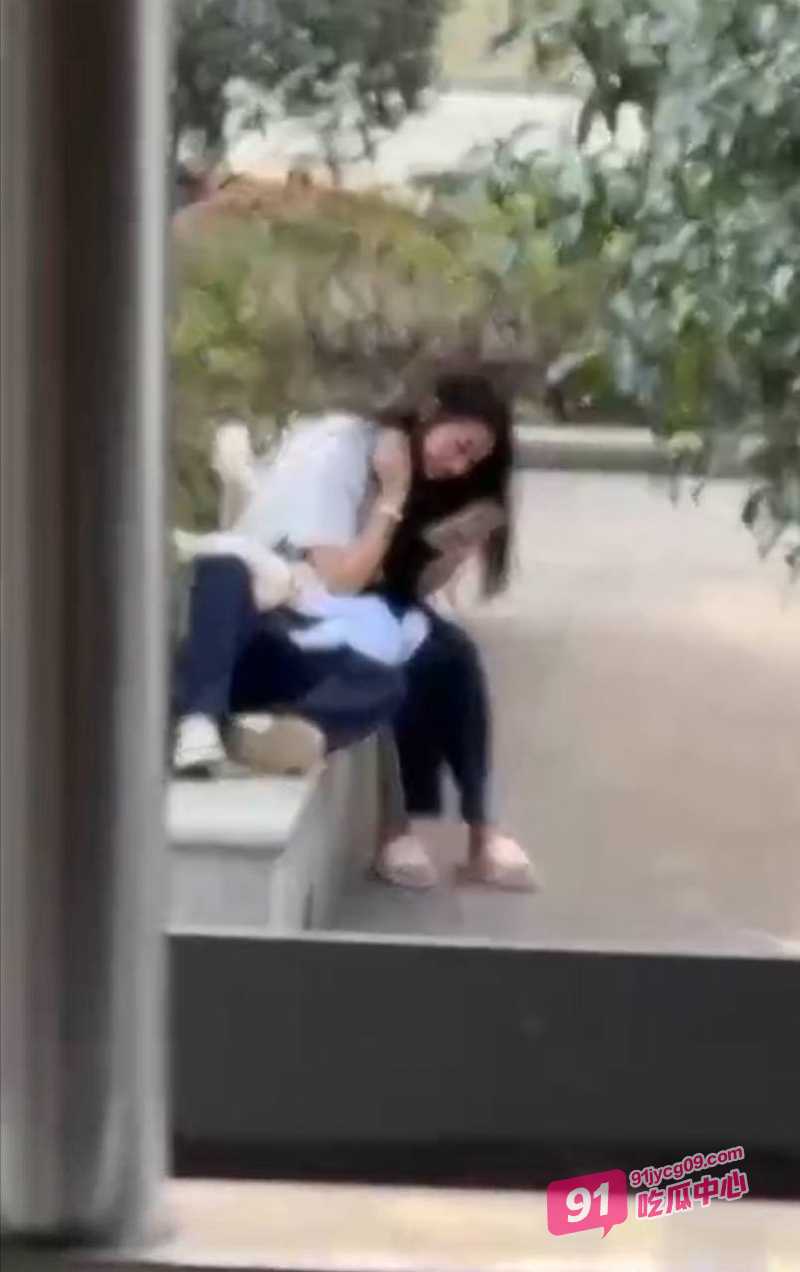 四川职业学院小情侣大白天学校花坛埋头就是干 年轻人就是旺盛！ 配图4