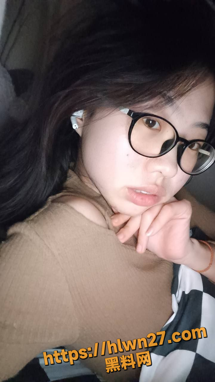 玉足高中生寝室自慰 拉上窗帘就开始发骚 对镜自拍淫荡视频以满足男友变态的癖好！