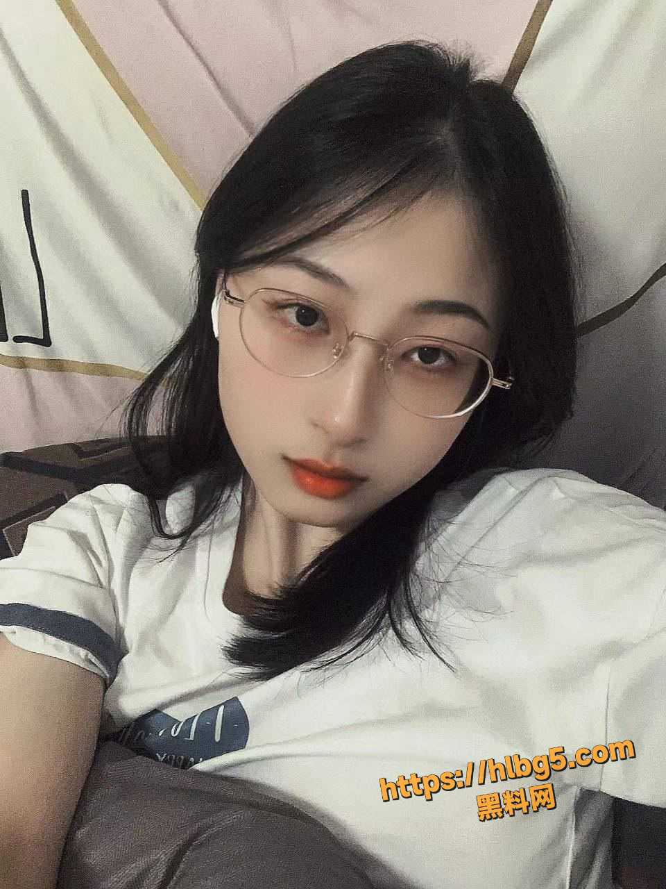 每日大赛 眼镜妹 十个眼镜妹九个反差婊 还有一个是母狗 戴上眼镜就表达出对性爱的极致渴望！