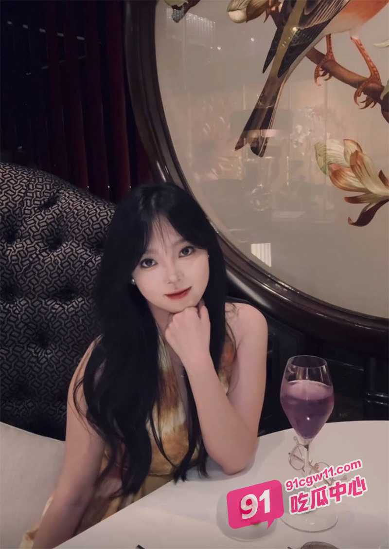 云南职大学生妹李琳湘～土豪重金私定流出 薄如蝉翼的丝袜上演玉足诱惑！ 配图