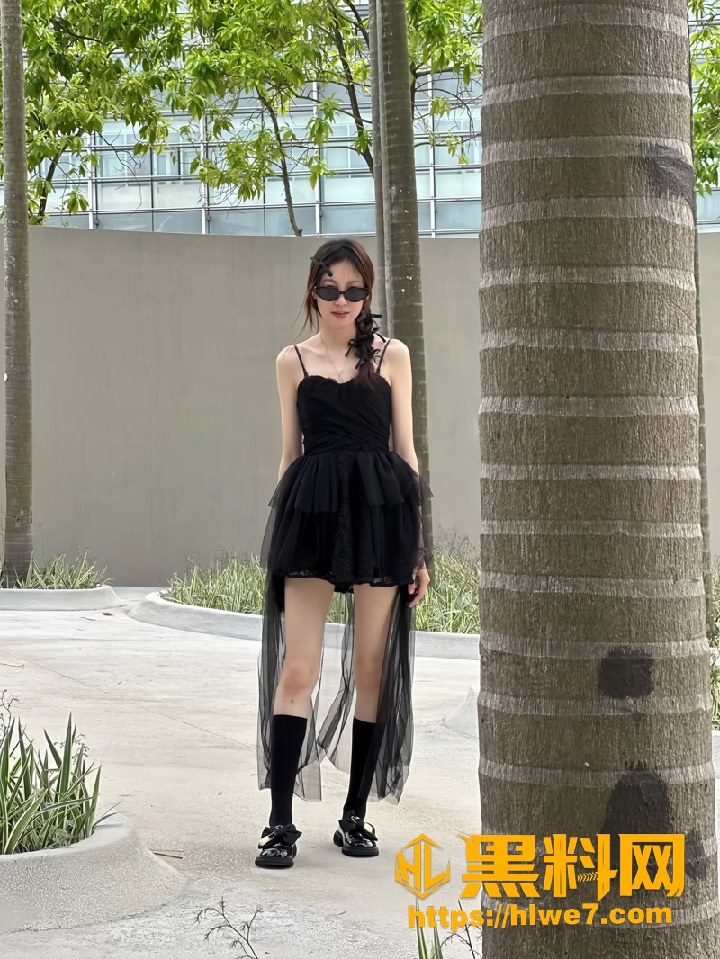 武汉大学中文系眼镜婊 叶梓晴 白天图书馆乖乖女 晚上跪在床上疯狂求操