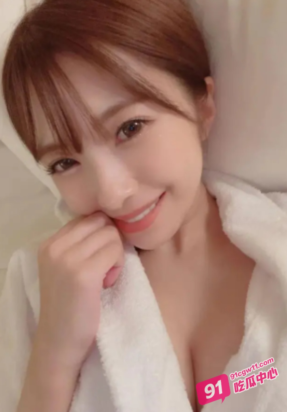 深夜撸片推荐～短发妹乘坐地铁被痴汉摸逼骚扰 触发骚女隐藏按钮主动在公厕求操！ 配图3