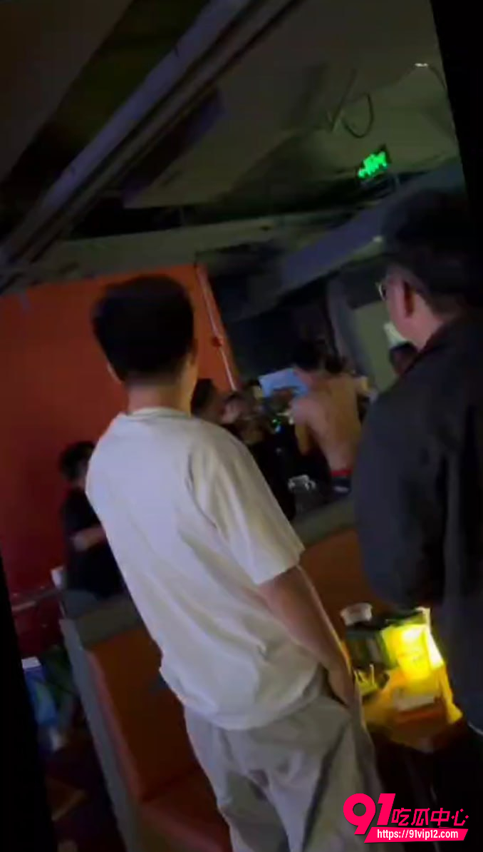 精神小伙酒吧喝酒装B闹事袭警 直接把特警队伍招来了 现场视频曝光
