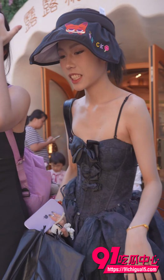 街拍抄底系列 大神游乐园抄底一对白与条纹内裤闺蜜