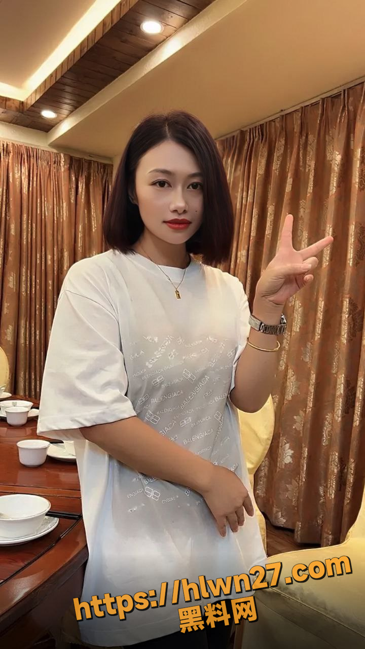 约炮少妇老师实录 微信附近的人搭讪的母狗老师 不爱金钱只要感觉 必须卖力的操