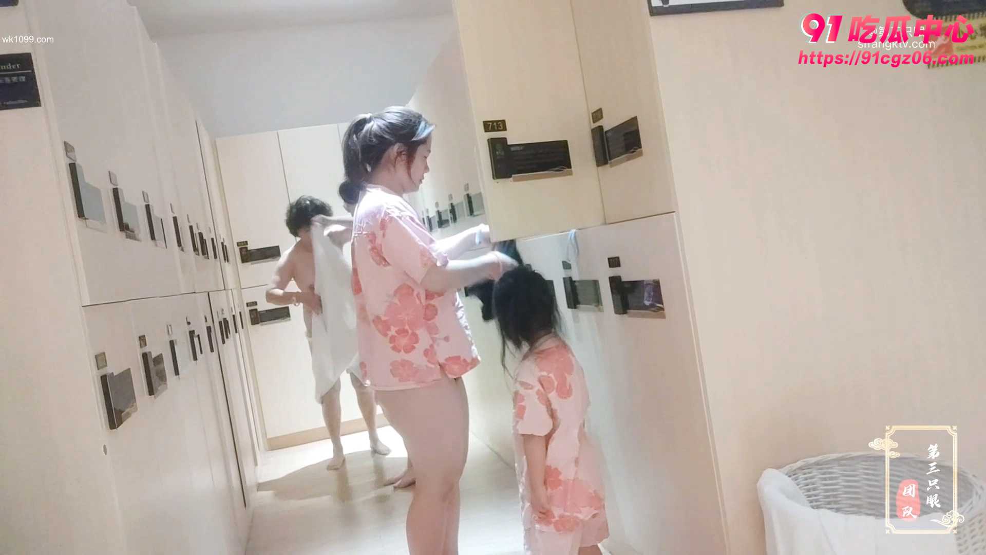 东北女澡堂全景偷拍~半裸全裸全都有!这么私密的视频是哪位瓜友拍的?