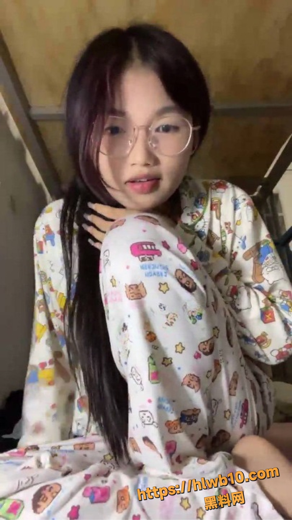 清纯高中反差女神 宿舍肆意裸露 淫荡自慰手指猛扣湿穴 口交深喉不亦乐乎！
