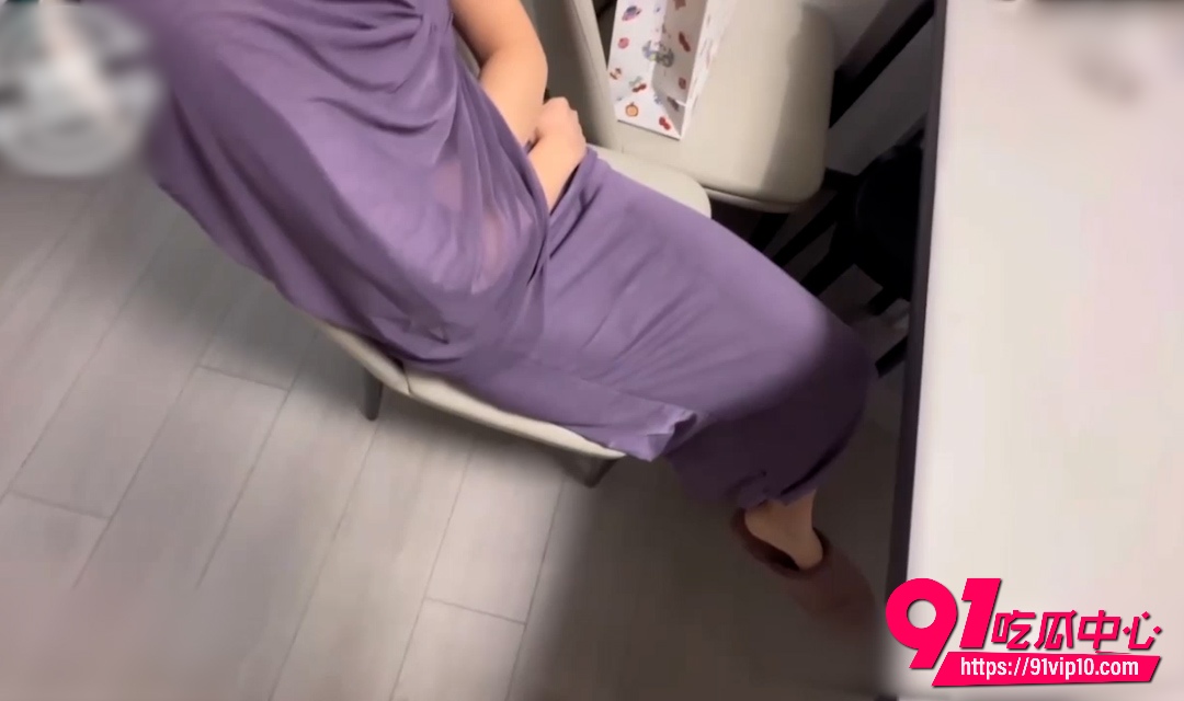 海角大神奶气草莓神作 趁老婆做饭狂操丈母娘 餐桌悬空内射差点被抓 最新乱伦资源完整曝光!