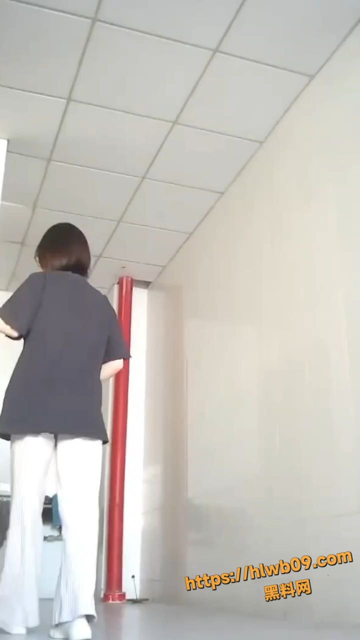 超青春甜美的眼镜学生妹上厕所被大神偷拍 眼镜妹撒尿似开闸泄洪般 还不时撒娇卖萌自拍 太可爱了！