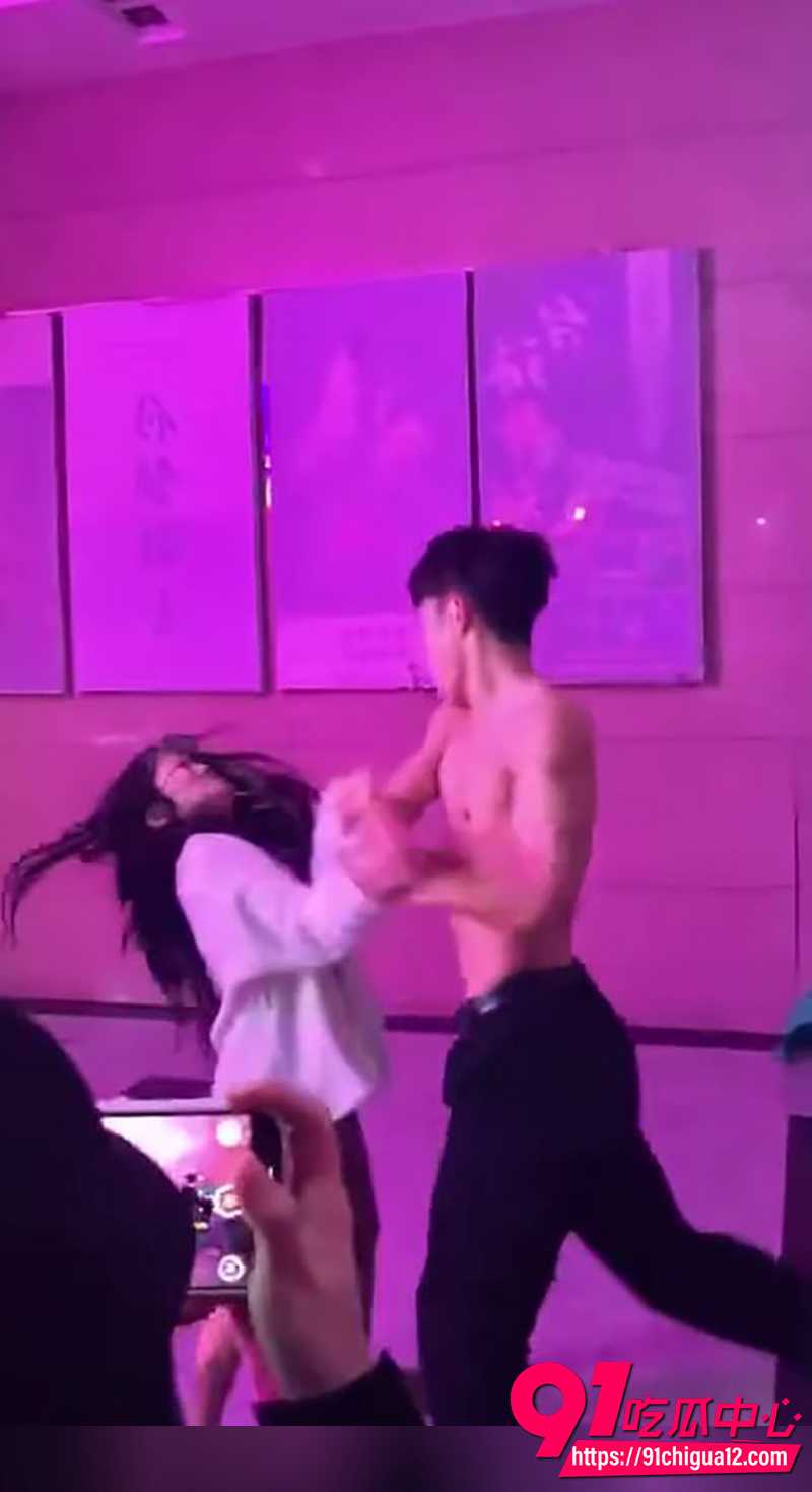 精神小伙1V3 进入状态拳狠腿猛 疯狗模式下连自家女友都打